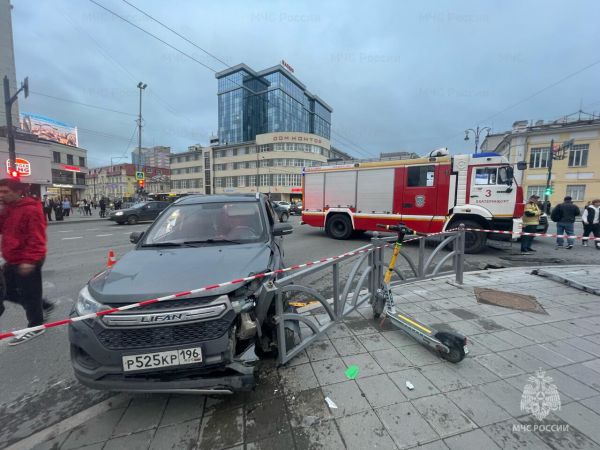 Трагедия в центре уральской столицы: маршрутный автобус выехал на тротуар и сбил пешеходов. Есть погибшие, в том числе ребенок