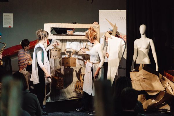 В Екатеринбурге запускают «Мастерскую авангарда»: горожан научат создавать декорации, которые парят в воздухе