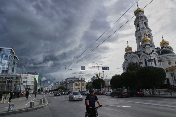 Свердловчан предупредили о штормовом ветре и попросили остаться дома