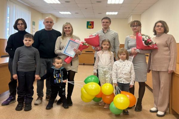 В Первоуральске еще трем семьям вручили сертификаты на улучшение жилищных условий