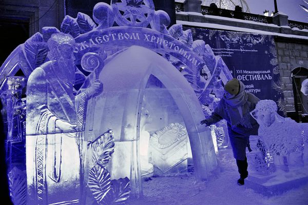 Фоторепортаж: екатеринбуржцы будут любоваться ледовыми шедеврами пока они не растают