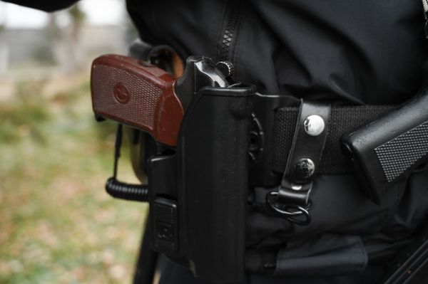 В Верхней Салде осудили злоумышленников, которые избили и протащили по асфальту полицейского