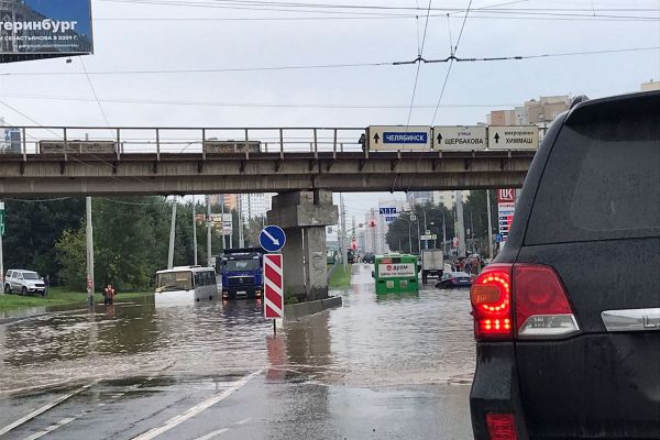 В Екатеринбурге из-за коммунальной аварии затопило дорогу под мостом на Щербакова