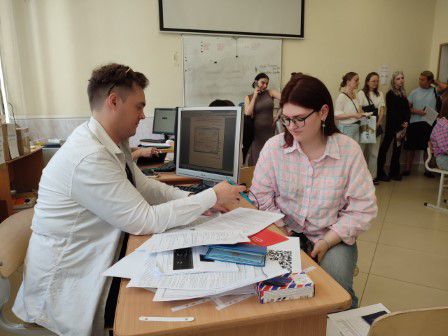 Выпускники ординатуры свердловских учебных заведений в 2026 году станут сотрудниками областных больниц
