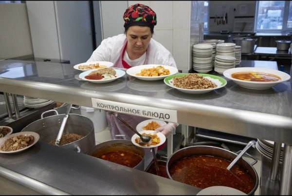 Эксперты напомнили, почему питание в школьной столовой важнее чипсов, купленных на карманные деньги