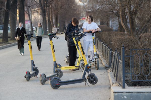 В Екатеринбурге родители самокатчика выплатят 440 тысяч рублей сбитой им женщине