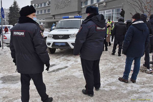 Двое вооруженных преступников ограбили банк в Екатеринбурге