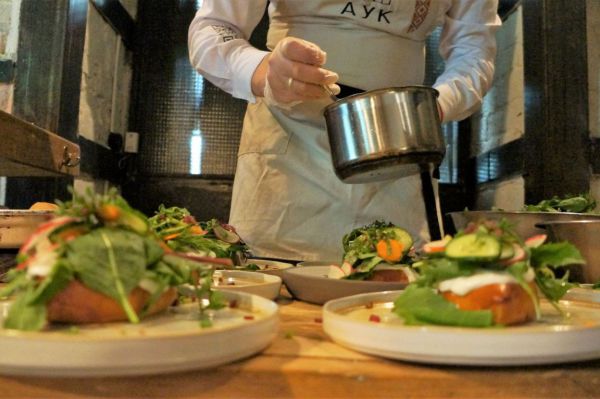 Эксперт рассказал, как проверить безопасность еды в кафе и ресторанах