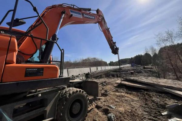 Прослужил полвека. Строители начали ремонт моста через реку Кунару