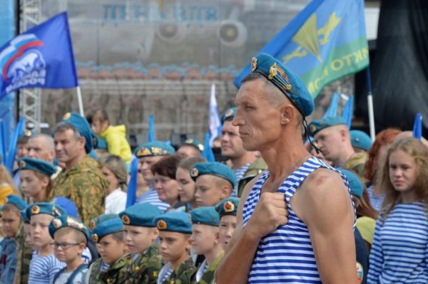 Десантники гуляют: тысячи «крылатых пехотинцев» отмечают на Урале День ВДВ
