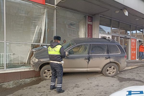 В Первоуральске женщина на Volkswagen врезалась в магазин