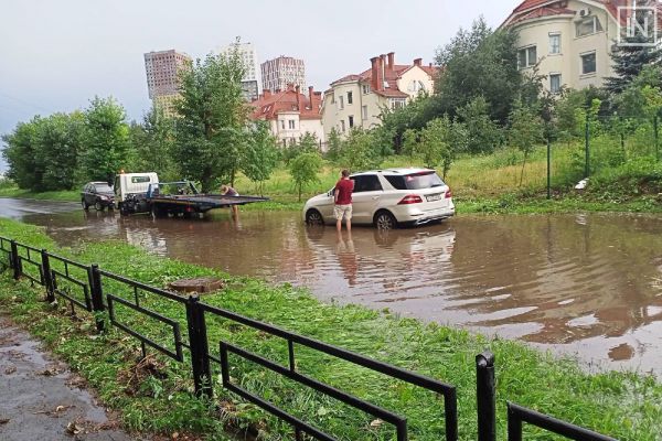 Последствия ливня в Екатеринбурге: затопило дома, торговые центры и дороги