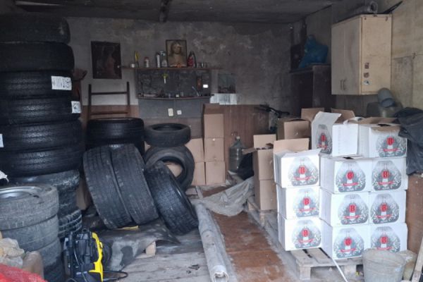 Полицейские обнаружили в гаражном кооперативе Каменска-Уральского склад контрафактного алкоголя