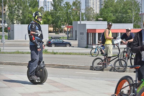 В Екатеринбурге за сутки оштрафовали 350 самокатчиков и велосипедистов