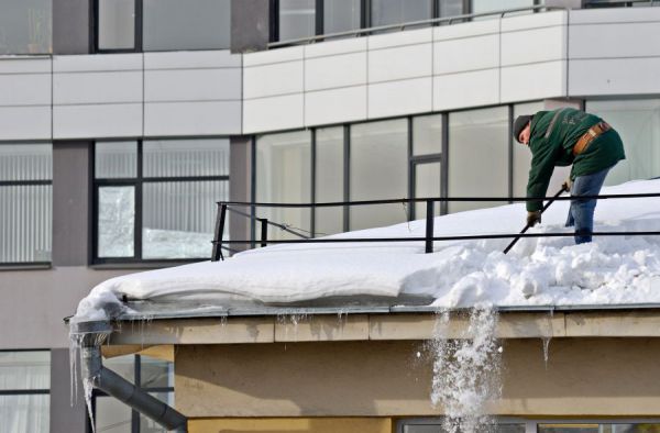 Свердловчан предупредили о риске схода наледи с крыш домов