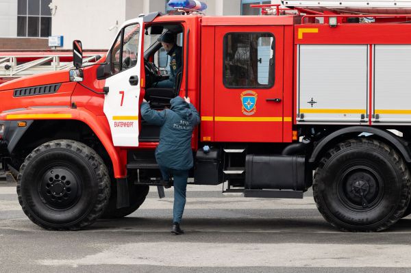 В Екатеринбурге к горбольнице №40 съехались пожарные машины