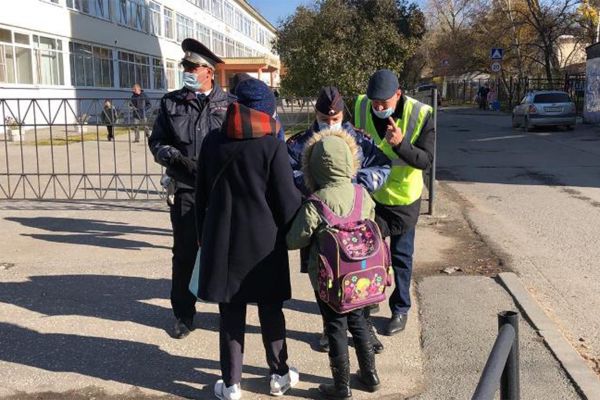 Автоинспекторы и общественники провели профилактическую акцию среди школьников Екатеринбурга