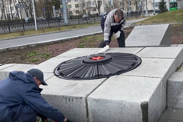 Это вам не урна: специалисты достали из чаши Вечного огня кучи мусора