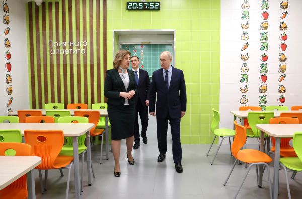 Владимир Путин оценил обновление одной из старейших школ Нижнего Тагила
