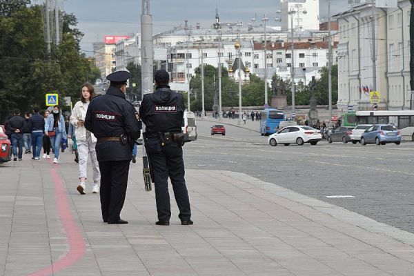 В Екатеринбурге двое полуголых неизвестных ограбили пункт выдачи KazanExpress