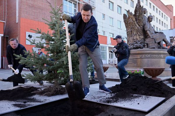 Евгений Куйвашев вышел на субботник в госпитале ветеранов войн