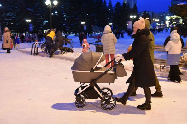 У екатеринбурженки украли телефон за 130 тысяч во время разговора