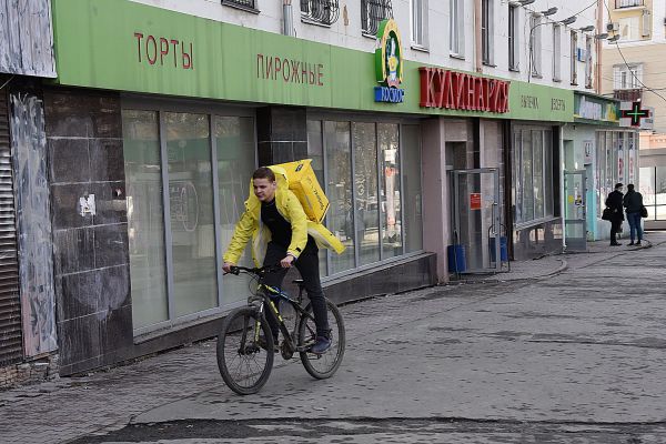 В Екатеринбурге голодный студент забрал у курьера люля-кебаб и роллы