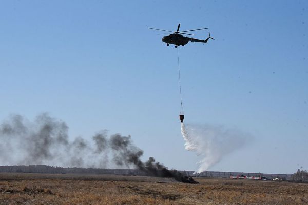 В борьбу с крупнейшим лесным пожаром Свердловской области включились парашютисты