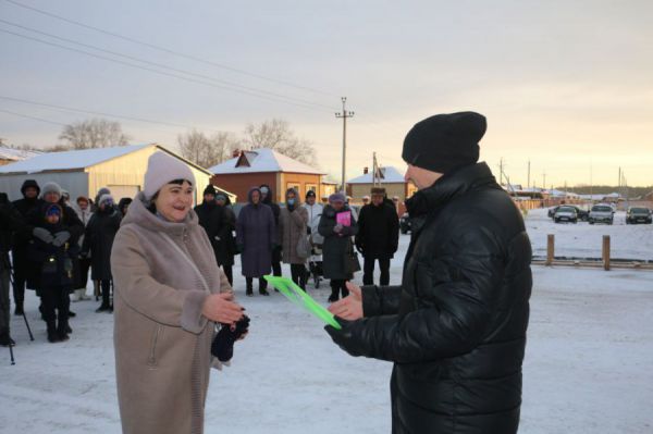 В канун праздников 38 семей в посёлке Троицком получили ключи от новых квартир