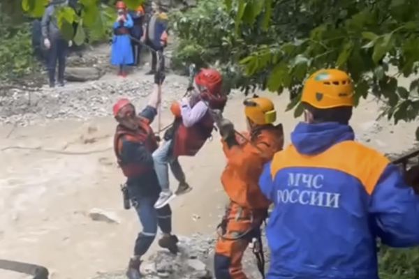 Сотрудники МЧС спасли туристов из Екатеринбурга, застрявших в Агурском ущелье