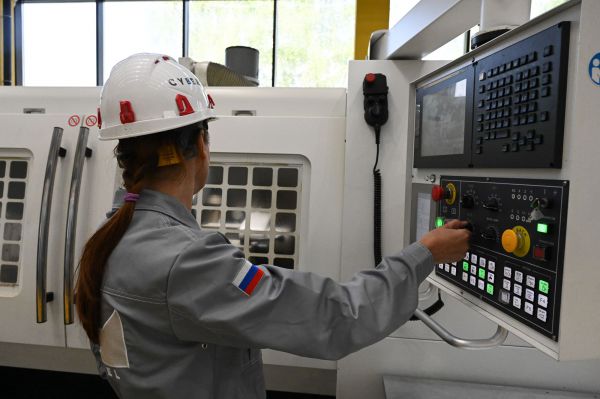 Сварщик, аппаратчик, водитель: какие «мужские» профессии выбирают женщины в Свердловской области