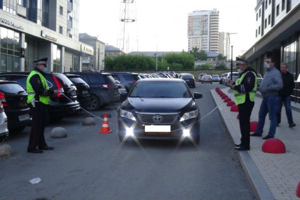 В Екатеринбурге ребенок выскочил под колеса автомобиля. Его увезли в больницу