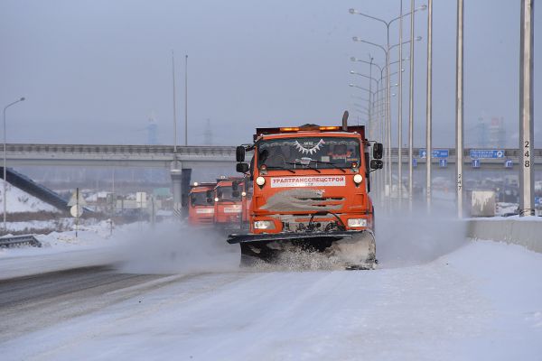 Дороги Свердловской области от снега расчищают почти 500 единиц техники