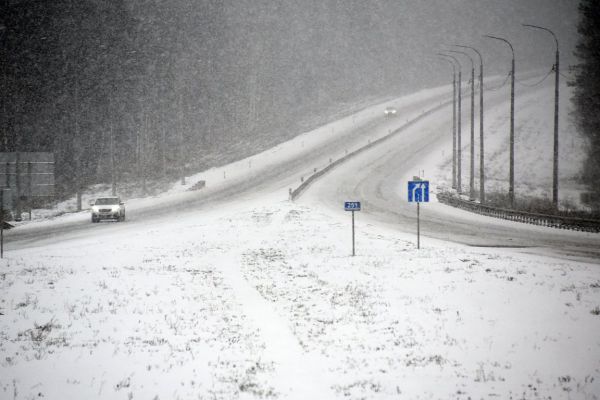 На свердловской трассе ввели ограничения из-за снегопада