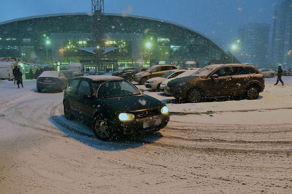 Метель из мокрого снега: в Екатеринбурге объявлено штормовое предупреждение