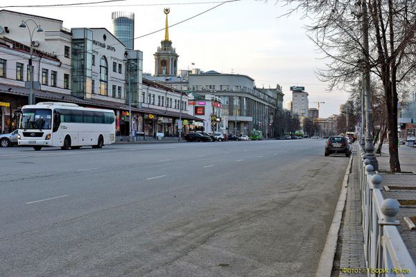 В центре Екатеринбурга маршрутка врезалась в троллейбус