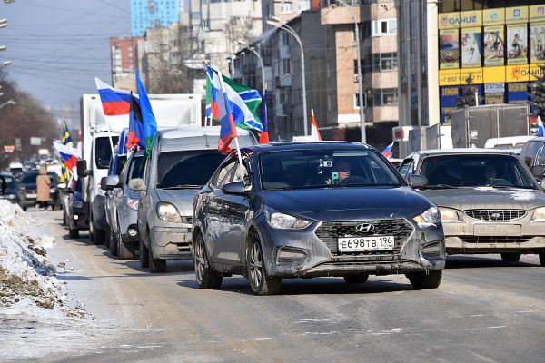 В Екатеринбурге прошел автопробег в поддержку спецоперации на Украине. Фото