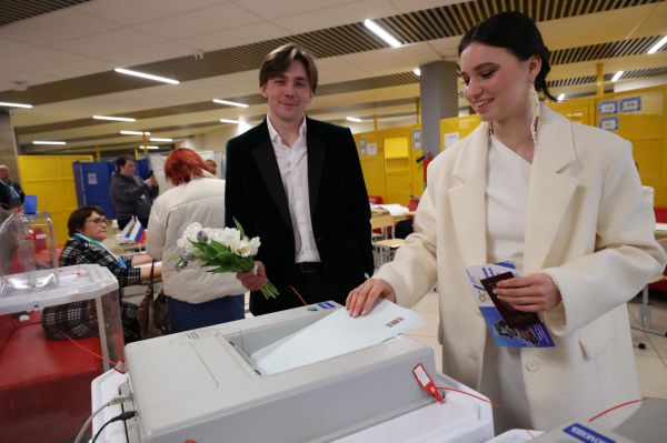 В Свердловской области молодожены после церемонии бракосочетания отправляются на выборы