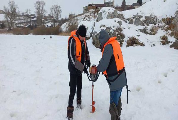 Вешние воды под контролем. Каменские спасатели начали бурить лунки на реке Исети