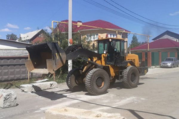 В Екатеринбурге с дороги на улице Соболева убрали бетонные блоки