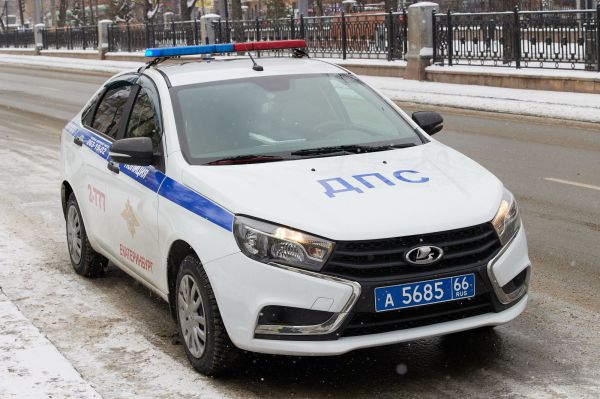 В Екатеринбурге составили протокол на водителя, привязавшего к машине ребенка на снегокате