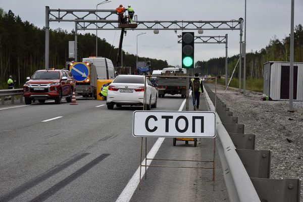 На улице Щербакова организовали специальную полосу для объезда пробки