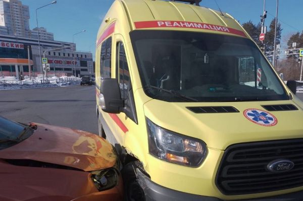 В Екатеринбурге реанимобиль с младенцем попал в аварию