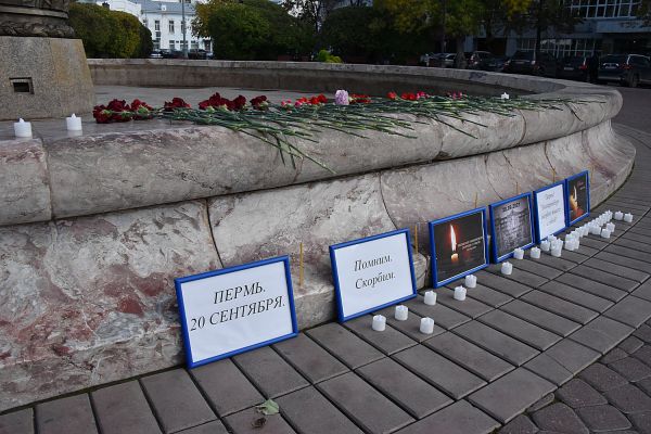 Екатеринбуржцы несут цветы к мемориалу жертвам стрельбы в пермском вузе