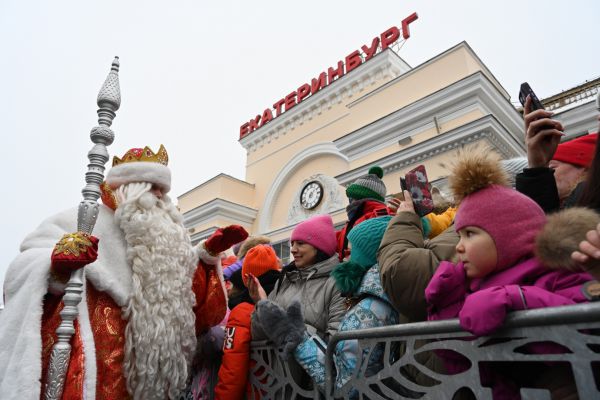 Поезд Деда Мороза прибыл в уральскую столицу