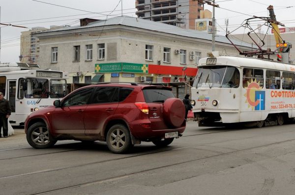 На дорогах Екатеринбурга добавят 26 выделенных полос