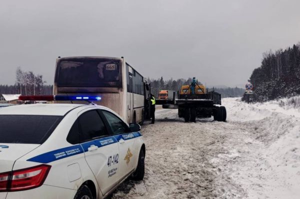 На трассе Екатеринбург — Пермь грузовик врезался в рейсовый автобус