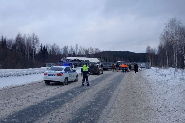 Движение по Пермскому тракту перекрыли из-за аварии с большегрузом