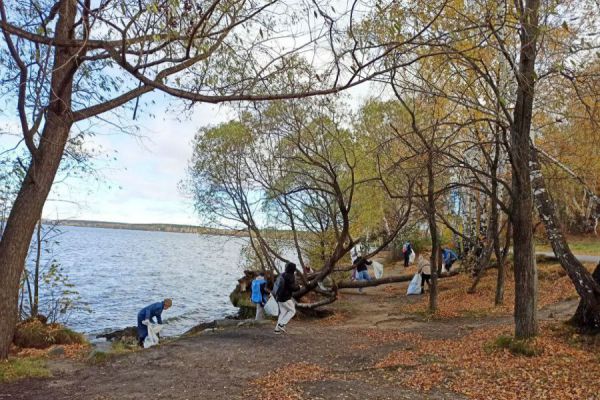 В Екатеринбурге волонтеры очистили от мусора берег озера Шарташ
