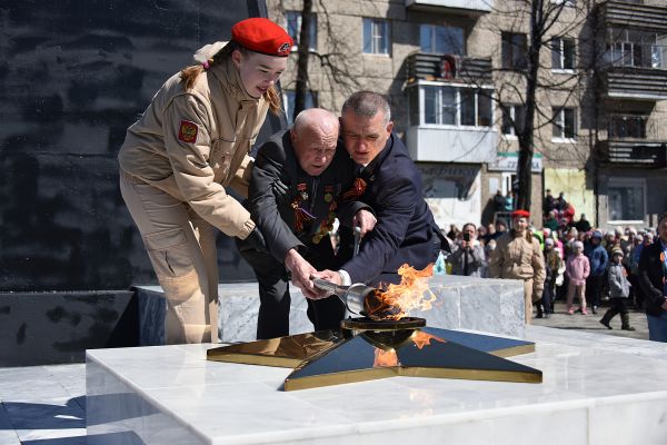 Накануне Дня Победы в Артемовском зажгли Огонь памяти, привезенный из Ржева. Фото